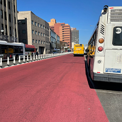 Защитное окрасочное покрытие для дорог StreetBond Pro 250  в местах с интенсивным движением от повреждений и износа с помощью StreetBond Pro 250 — быстросохнущего раствора, который помогает свести к минимуму перебои в движении.